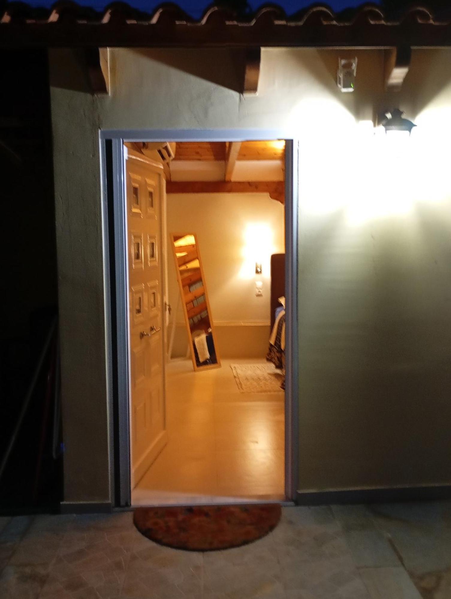 Anna'S Apartment And Studio Artemida  Bagian luar foto